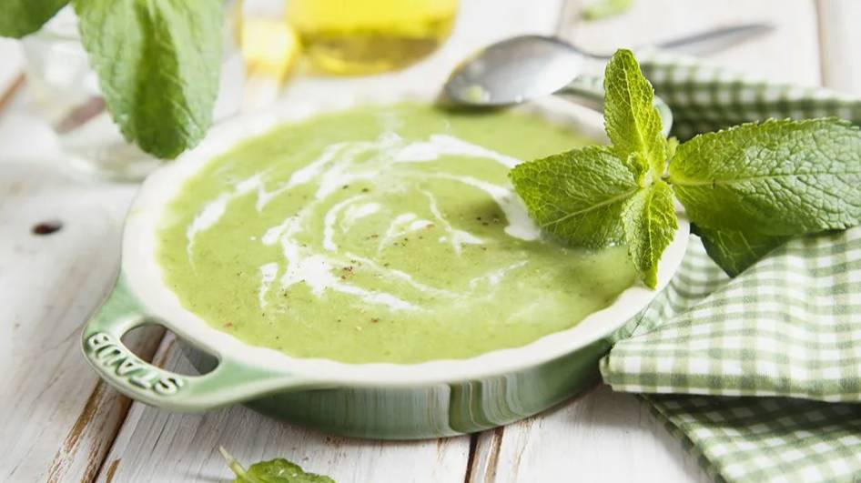 Йогурт, взбитый со сливками и мятой.