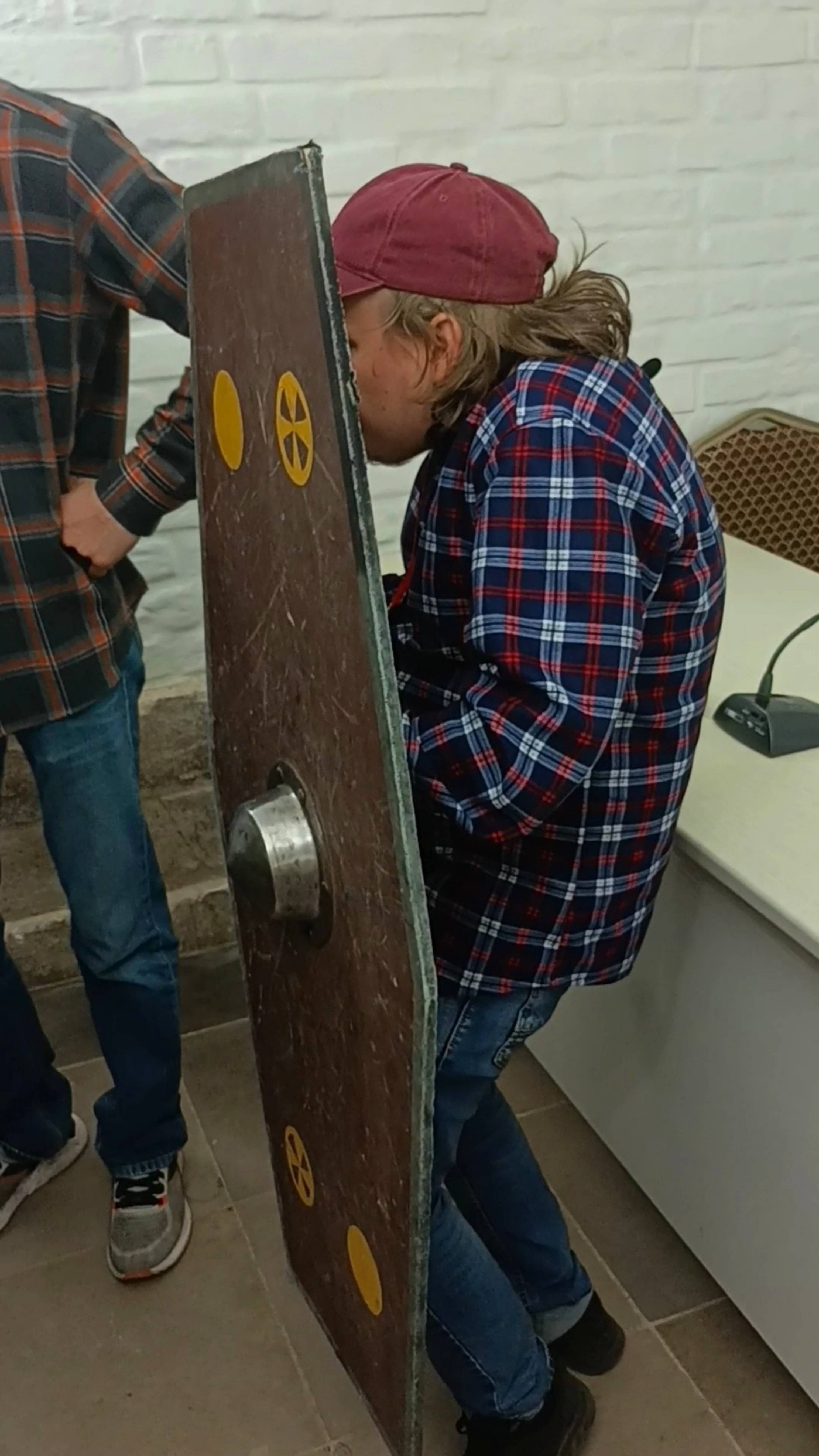 Примеряем "варварский" гексагональный щит...