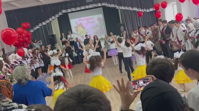 Непогода☔️, последний звонок🛎️, актовый зал, выпускники🎈🎉🎈🎊🎈