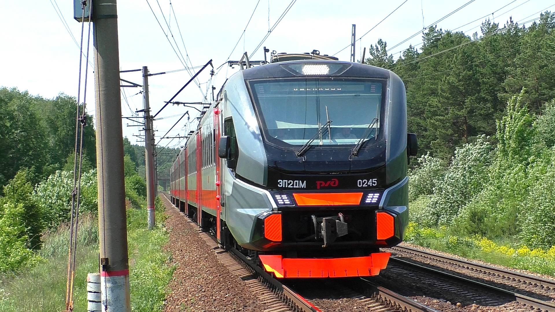 ЭП2ДМ-0245 сообщением Екатеринбург-Пасс. — Ощепково делает остановку на о.п. Большая Поляна