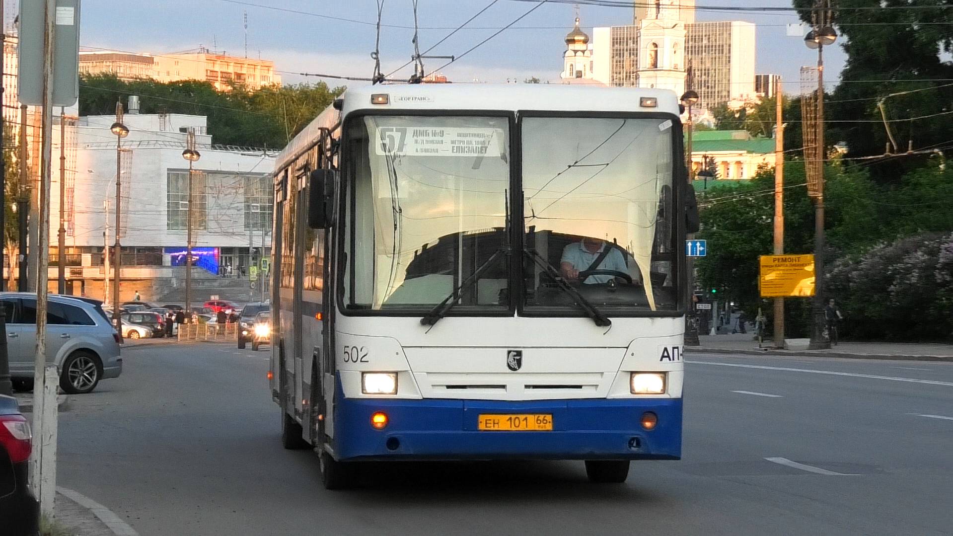 Автобус НефАЗ-5299-20-32 борт. №502 маршрут №57 на остановке "Дом музыки"