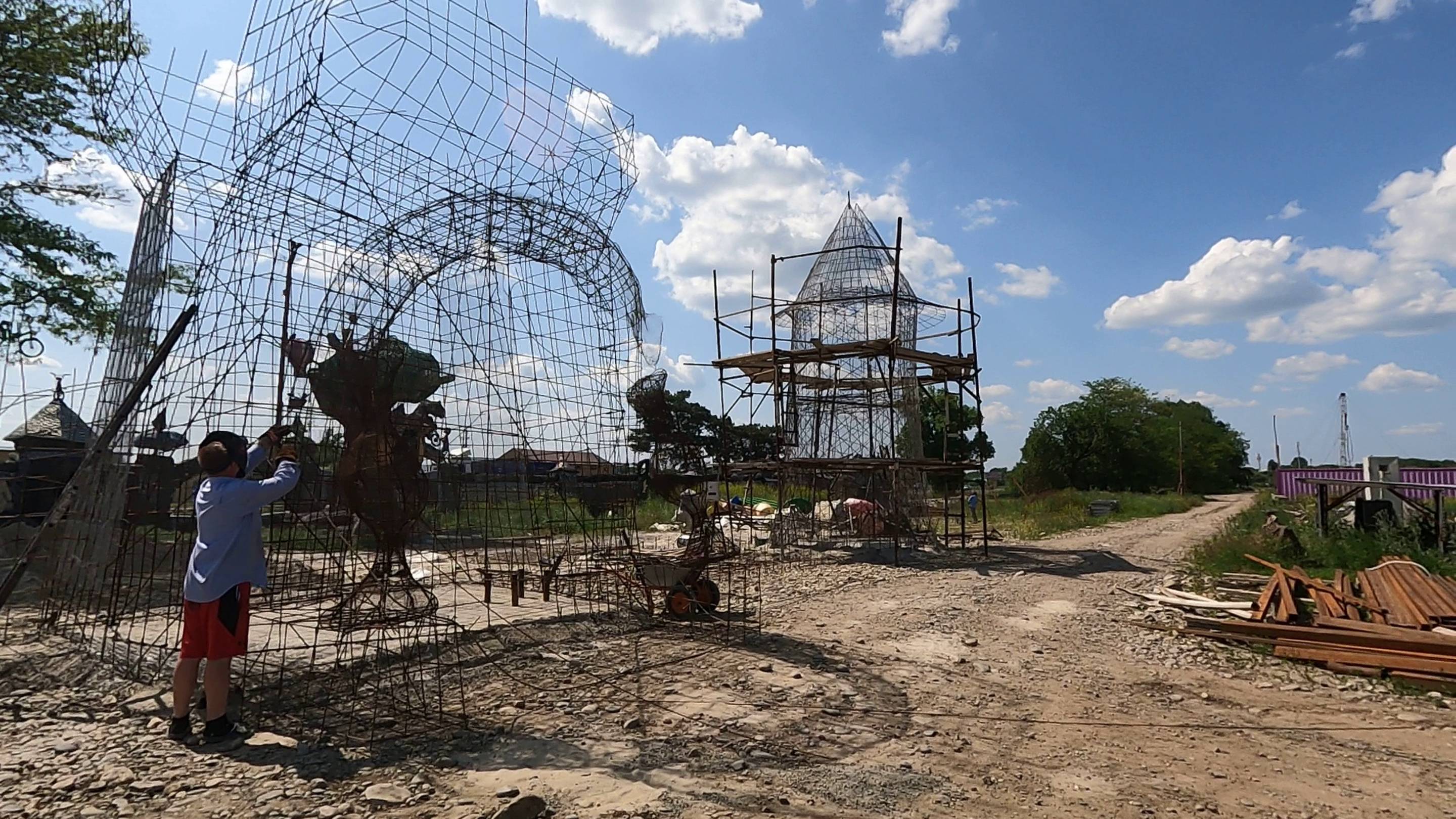 строительство детского  городка сказочный  замок.каркасы  башен из  арматуры.