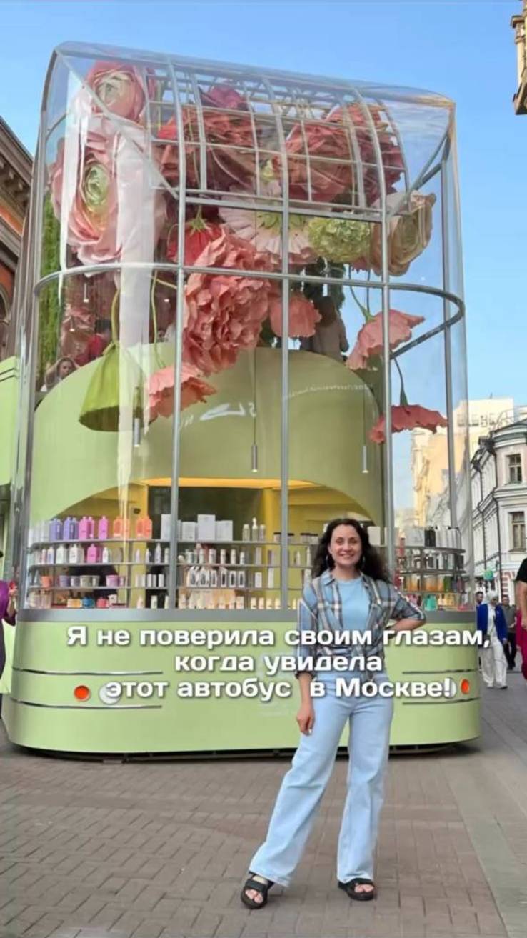 В это просто невозможно поверить, но на Арбате припарковался автобус