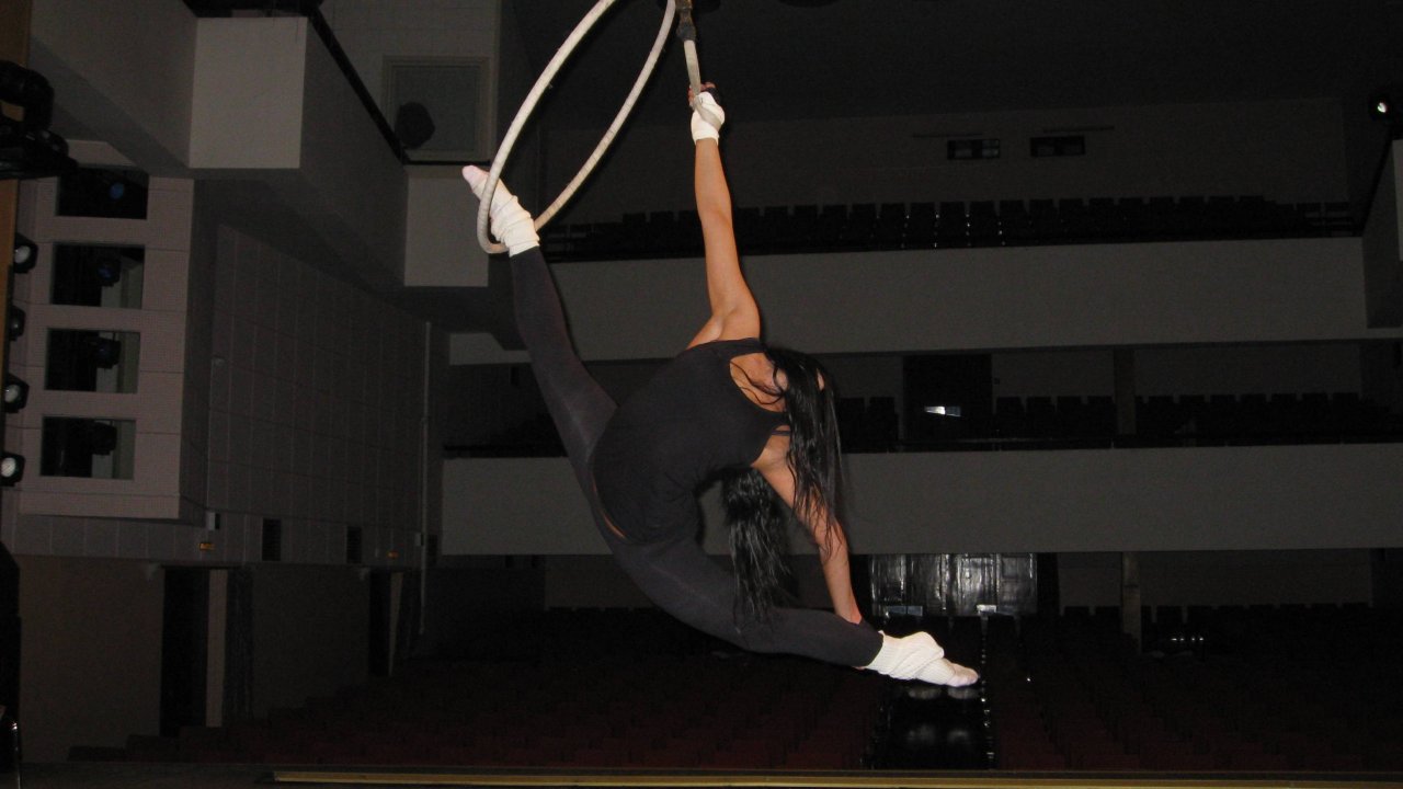 Занятия на кольце и трапеции для девушек с любой физической подготовкой и практическими навыками