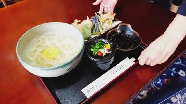 87-лет супер бабушка. Магазин Удон, которым управляет мастер приготовления темпуры, избранный