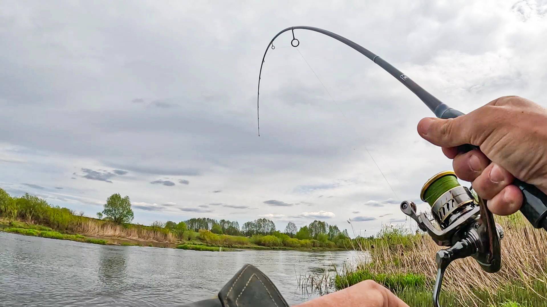 Это ОН, я ЕГО ВЫЖДАЛ! спиннинг в БАРАНКУ от такой РЫБИНЫ! Рыбалка на реке