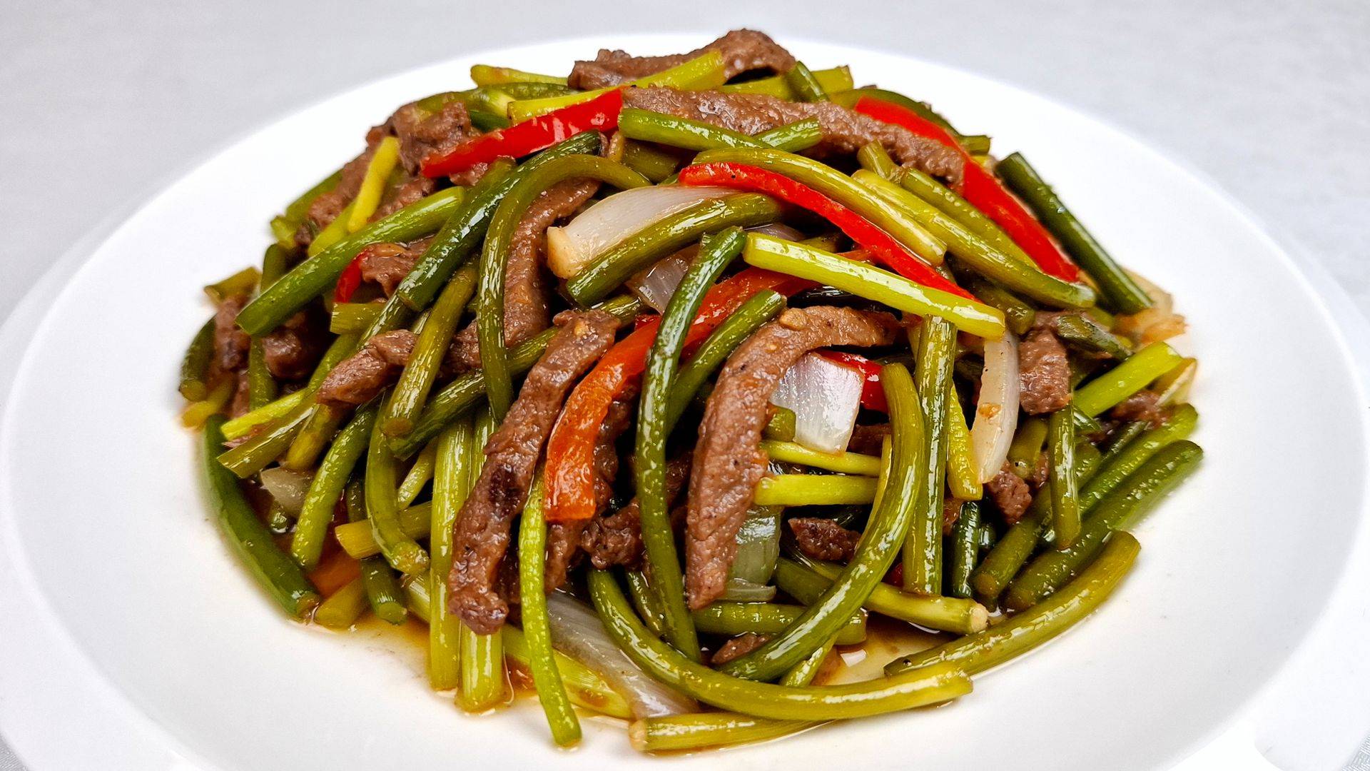 Это настолько ВКУСНО, что можно есть хоть каждый день! ЖАРЕНЫЕ ЧЕСНОЧНЫЕ СТРЕЛКИ С МЯСОМ!