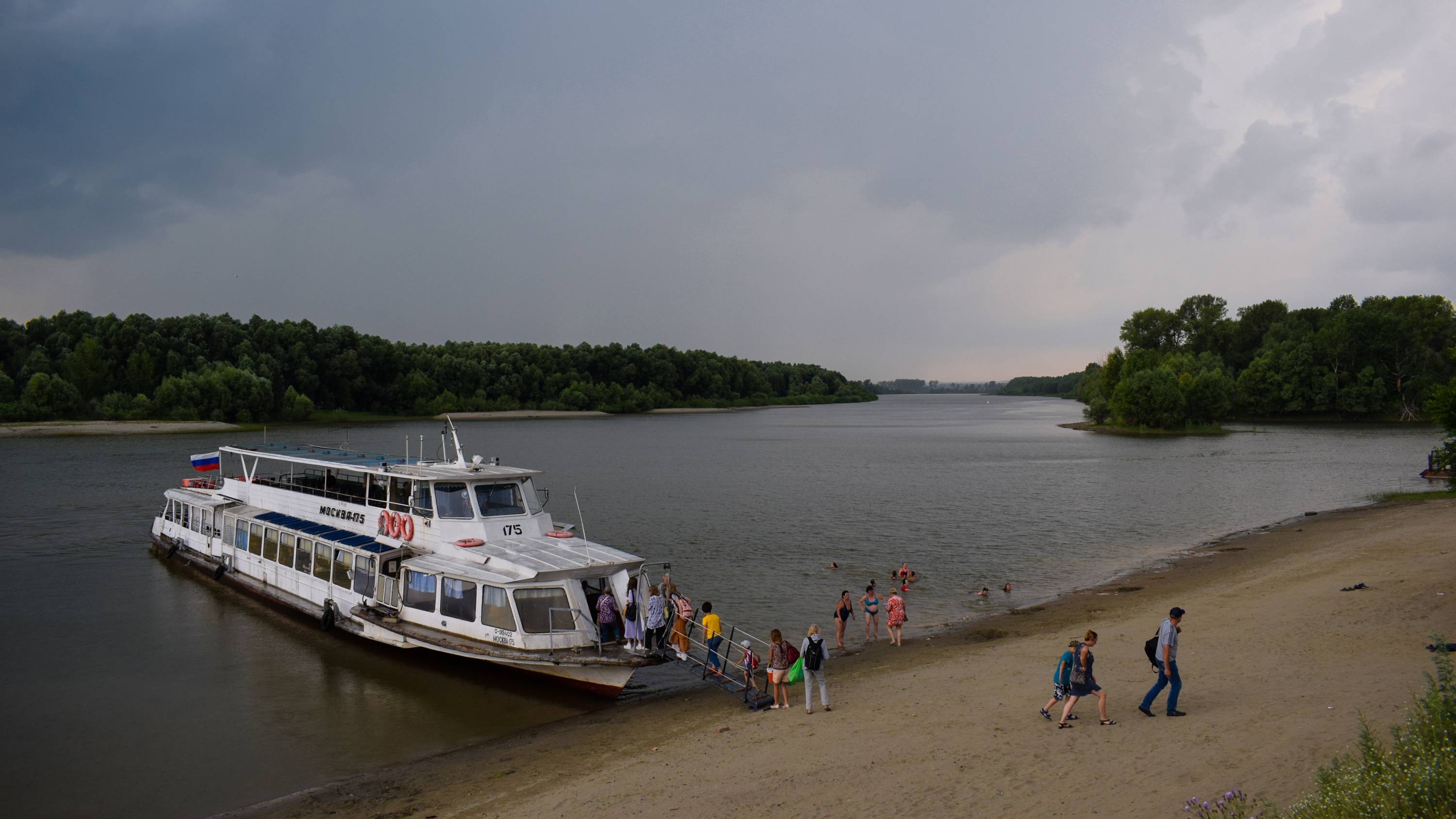 Теплоход Москва-175. Прибытие и отправление от Бобровки в грозу.