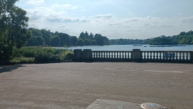 Лондон, Гайд Парк, водопад и озеро Серпантин