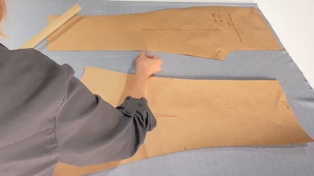 Раскрой брюк из трикотажа с карманами и манжетами