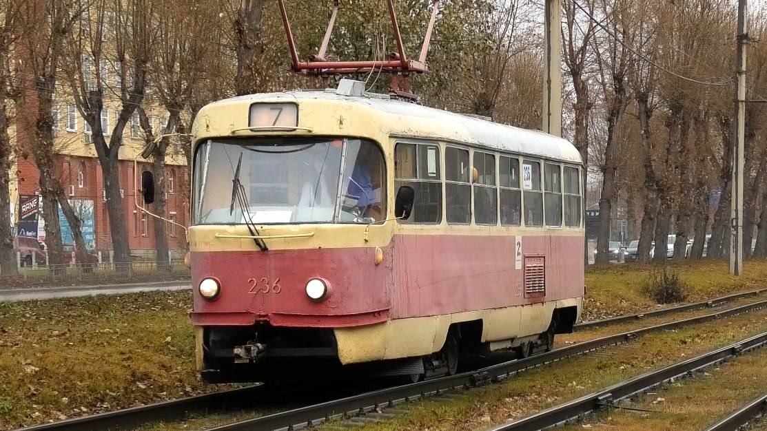Трамвай Екатеринбурга Tatra T3SU борт. №236 маршрут 7 следует по проспекту Космонавтов