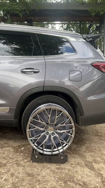 Chery Tiggo 8 PRO на примерке дисков в 20-ом диаметре