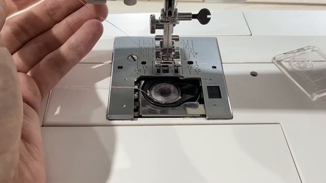 Установка шпульки в швейной машине