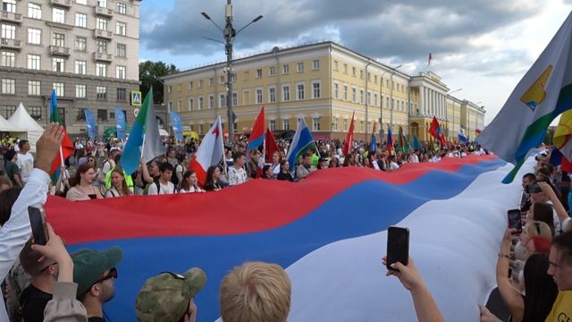 Парад национальностей и масштабный флешмоб «Флаги России» в Нижнем Новгороде // 12 июня 2025 года
