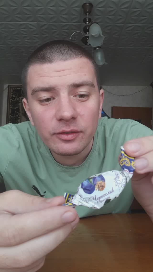 Конфета: "Чернослив в шоколаде" с грецким орехом