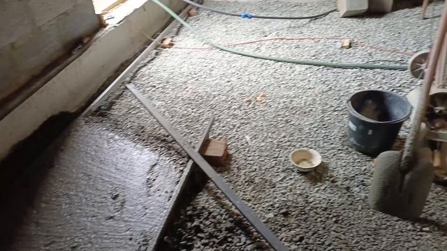 Начал заливать подушку под лаги