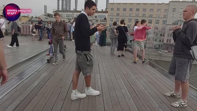 Парящий мост в парке Зарядье. 140 метров в форме бумеранга.