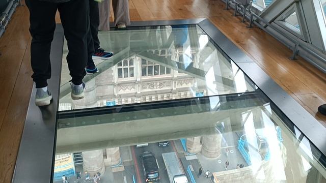 Стеклянный пол на Тауэрском мосту, Лондон (The Glass Floor on Tower Bridge, London)
