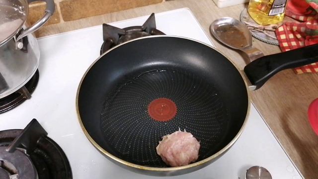 Готовим быстрые котлеты с кабачками.