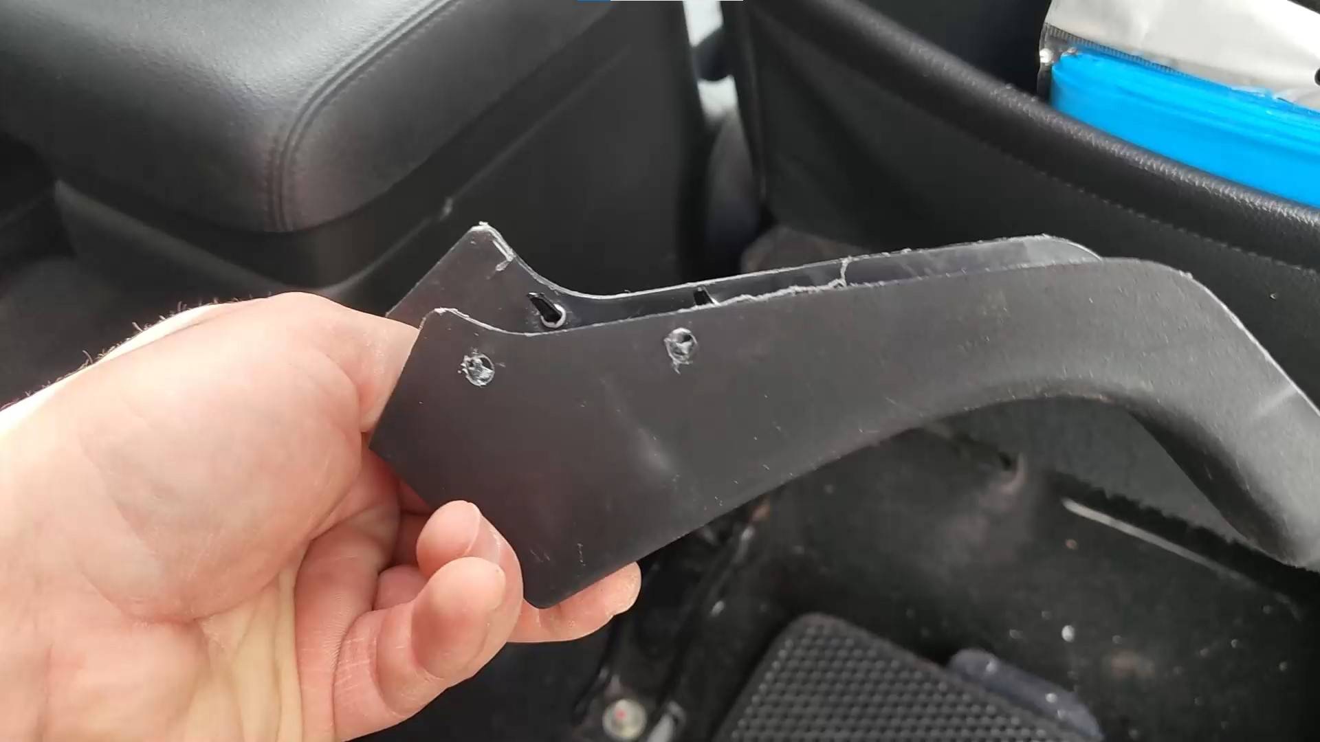 Mitsubishi Outlander III ремонт кожуха крепления переднего сиденья