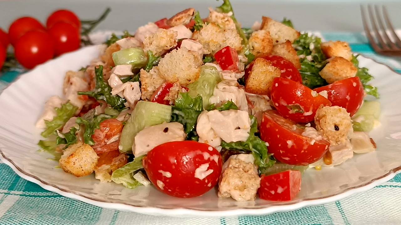 📌 Салат с курицей, овощами и сухариками - свежий, сытный и вкусный