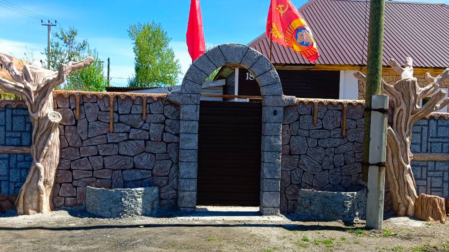 забор из арт бетона  на  даче  эскизы идеи  забора  входа Виктор , город Горняк Алтайский край.