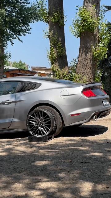 Ford Mustang на примерке дисков в 20-ом диаметре