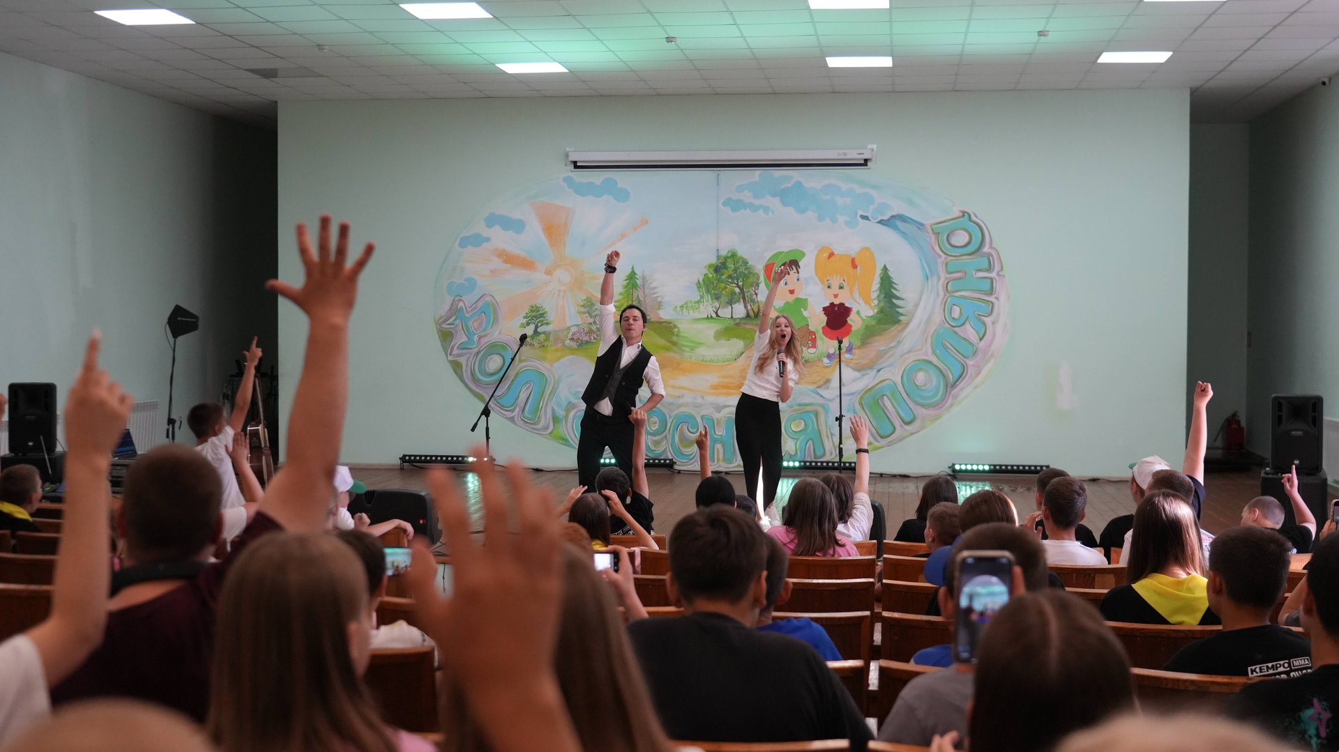 Родион Газманов выступил с концертом для детей из Курской области в лагере «Лесная поляна»