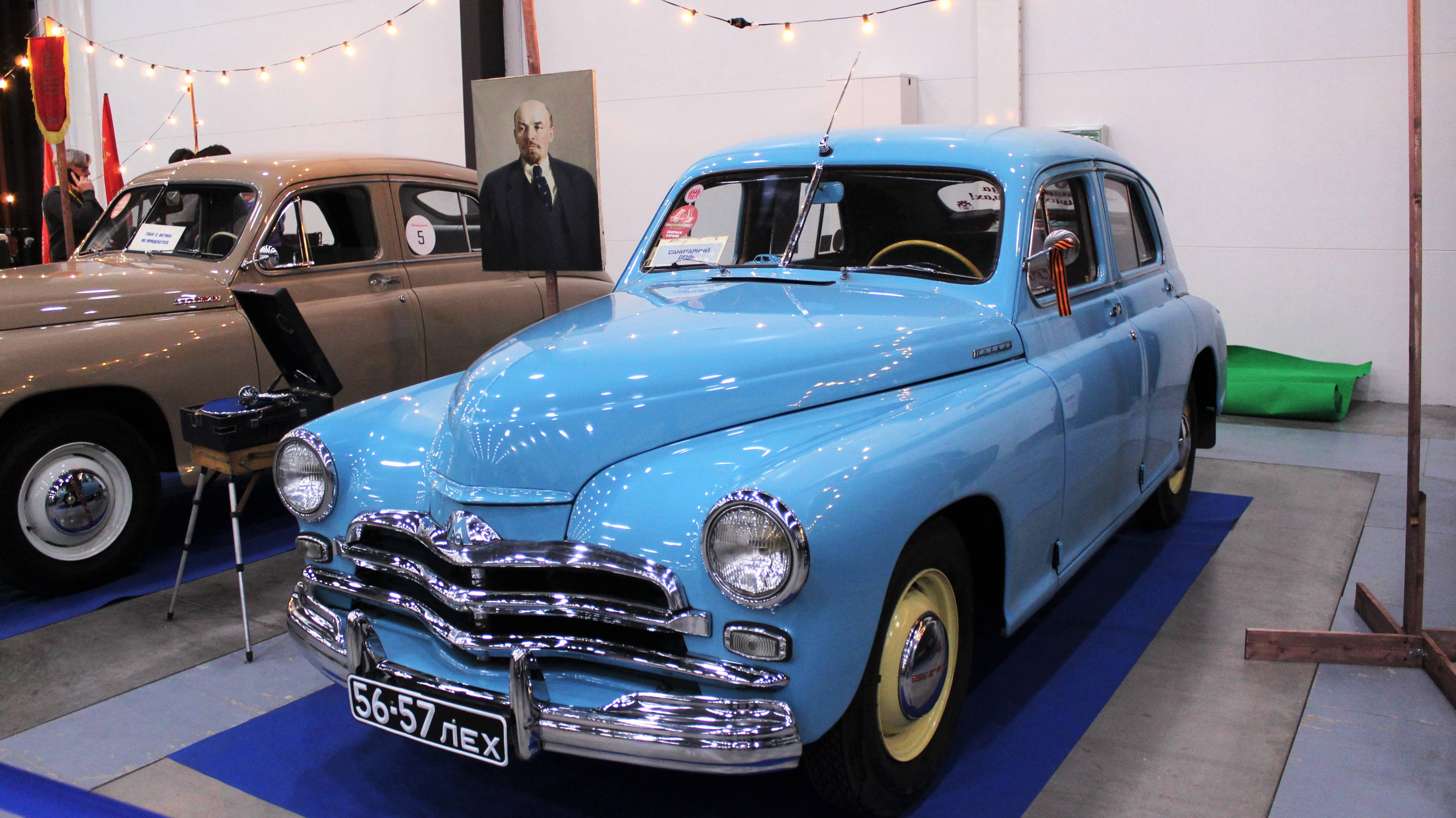 Крупнейшая выставка старинных автомобилей, мотоциклов и антиквариата в Санкт-Петербурге, Россия