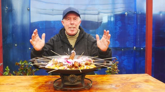 Жареный картофель на огне с мясными люляшками