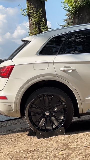 Audi Q5 на примерке дисков в 20-ом диаметре