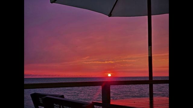 По закату любовь улетает