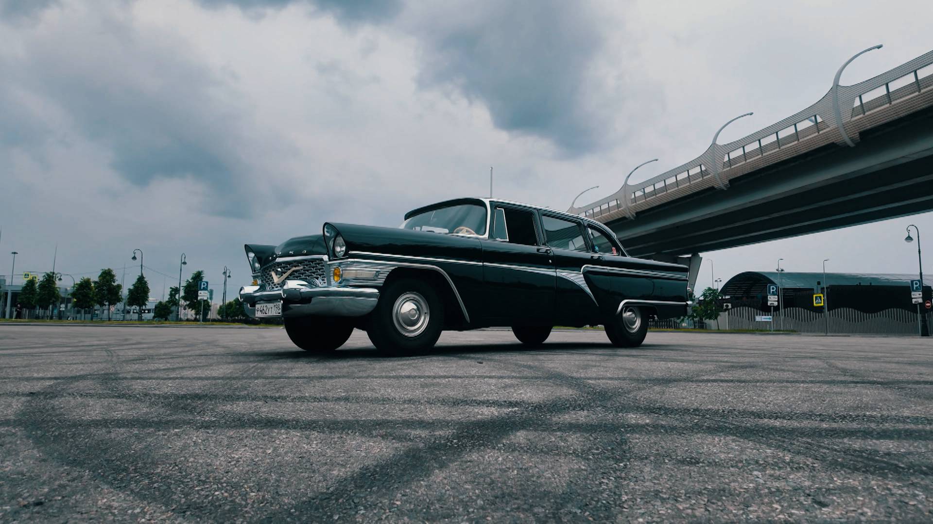 Тебе водить. Новый кроссовер от «Лады», «лежачие полицейские», советский премиум ГАЗ-13 «Чайка»