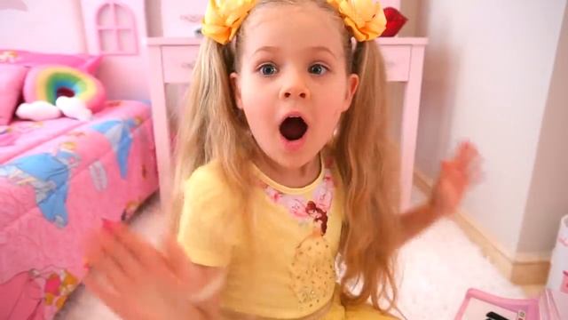 Диана и Рома ( Diana Roma ) - Диана играет на детских музыкальных инструментах