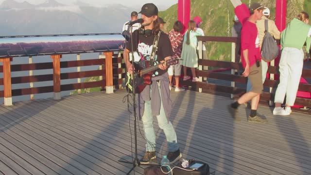 НЕЗАМЕТНЫЙ ПЕВЕЦ КАВКАЗА