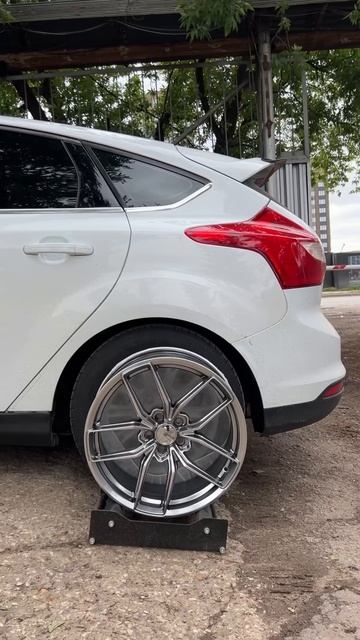 Ford Focus 3 на примерке дисков в 18-ом диаметре