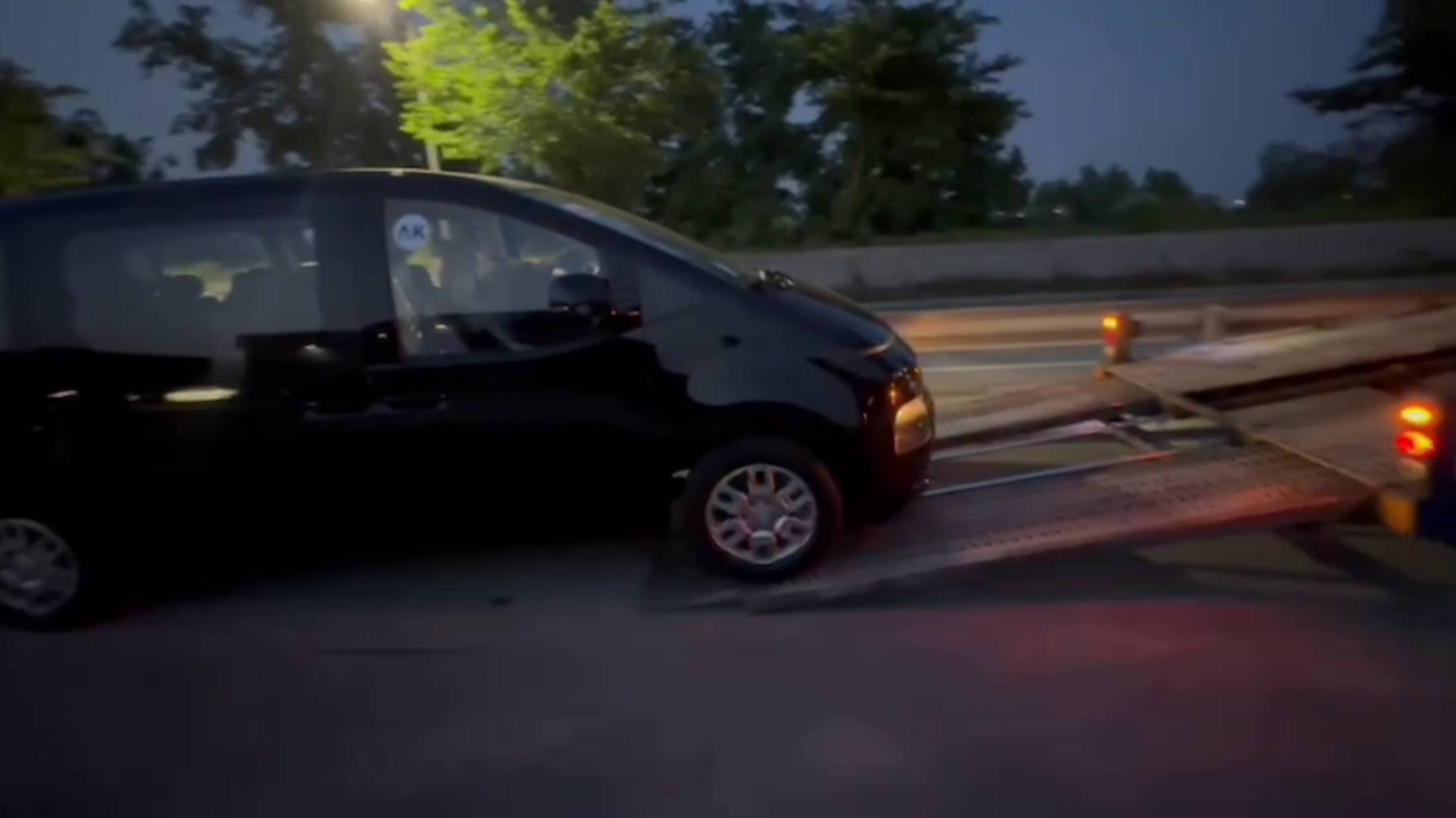 И днем, и ночью происходит отгрузка машин для наших клиентов!