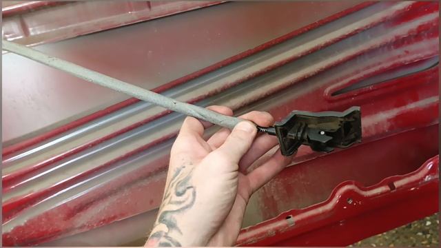 разбираю дверь mini cuper one не открывает замок с кнопки брекла и сильно скрепит стекло