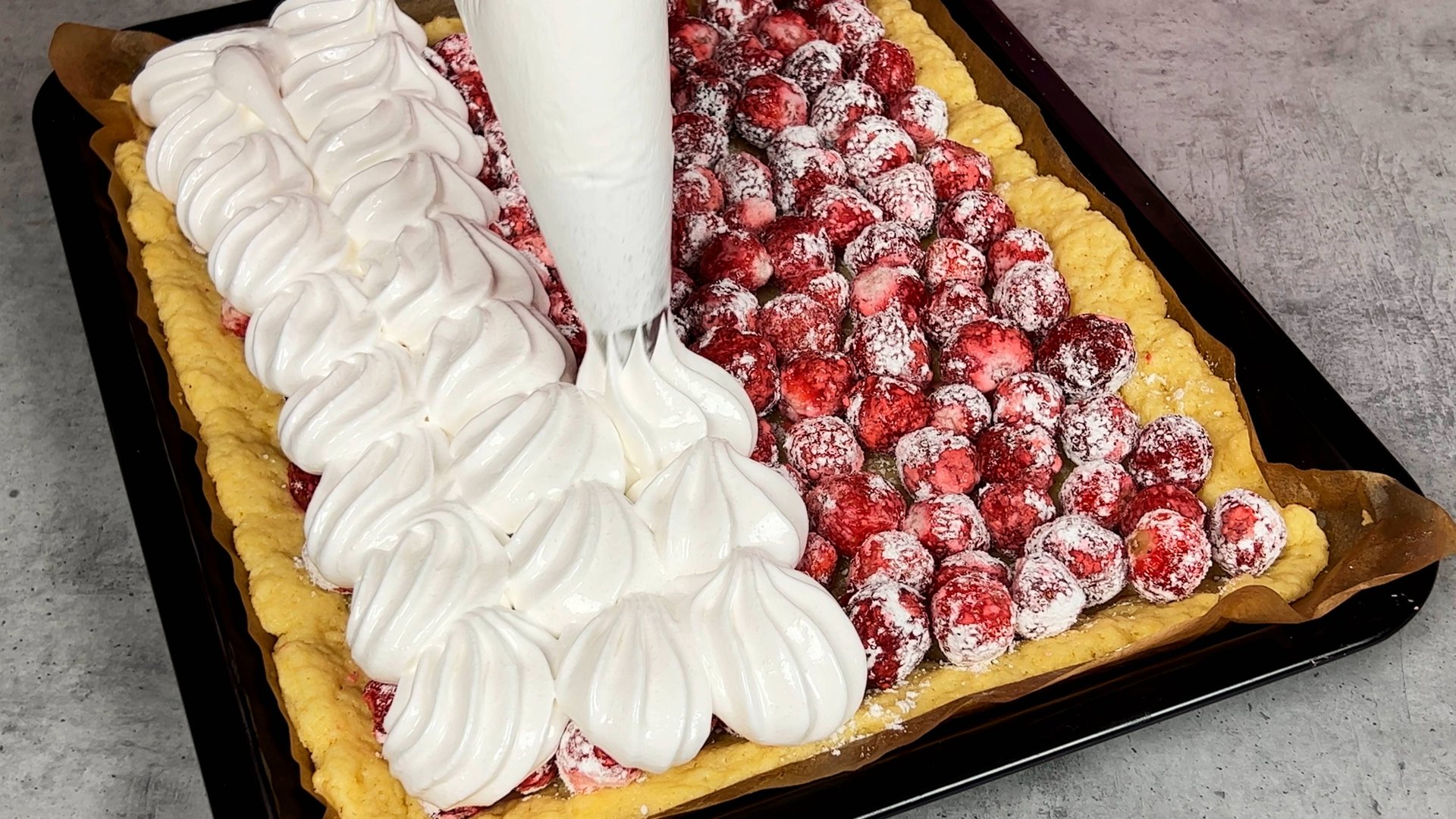 НЕРЕАЛЬНО вкусный пирог с клубникой! Весь секрет в сочетании ингредиентов!