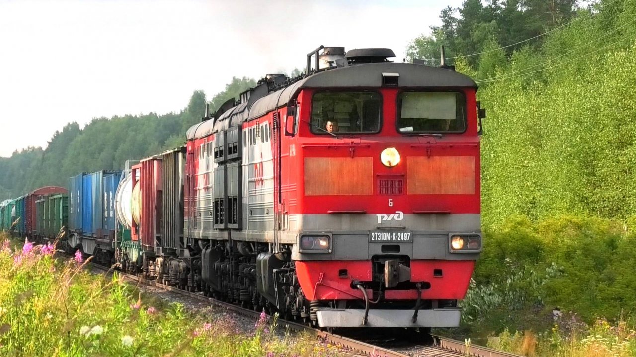 2ТЭ10МК-2497 с грузовым поездом и приветливой бригадой