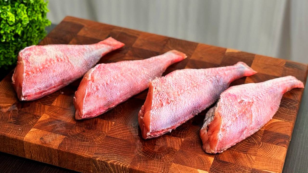 Морской окунь с овощным соусом и бататом — изысканный рецепт для ужина.