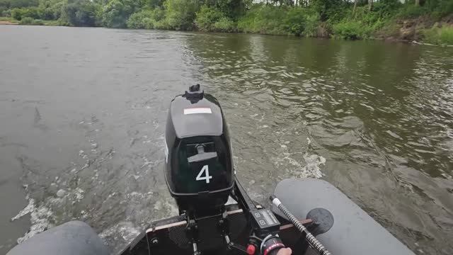 лодка мотор иду к берегу .улов.голавли .дождь..