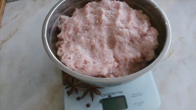 Вот столько фарша получилось из одной бройлерной курицы.