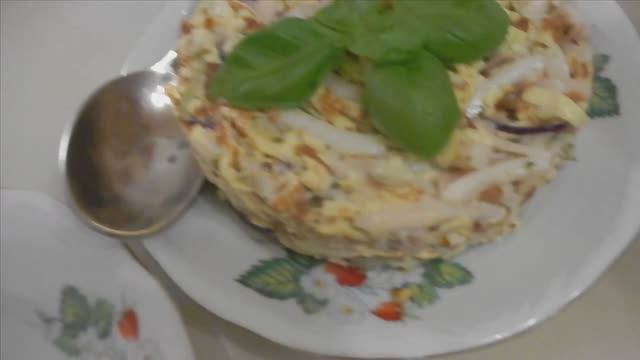 Новые рецепты субботние.Омлетные рулетики.... Салат с кальмарами...