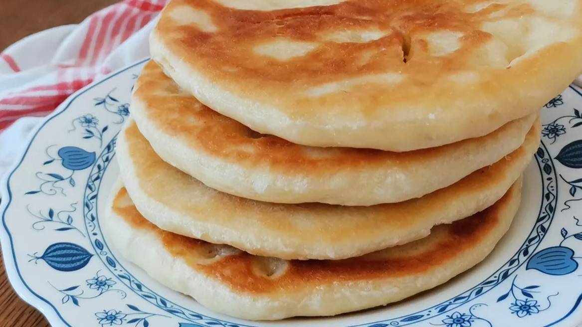 Лепёшки на греческом йогурте — пышные, мягкие и без хлопот! Вкуснее хлеба и проще булочек