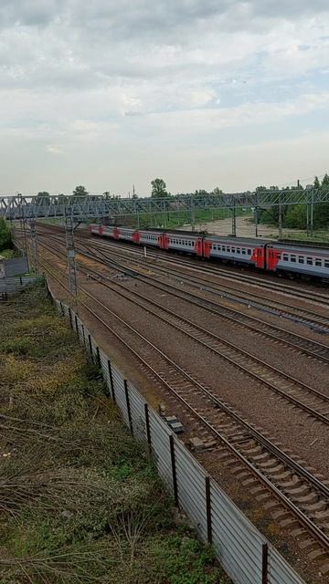 Невероятное видео! Электропоезд ЭТ2М прорывается под мостом у платформы Навалочная