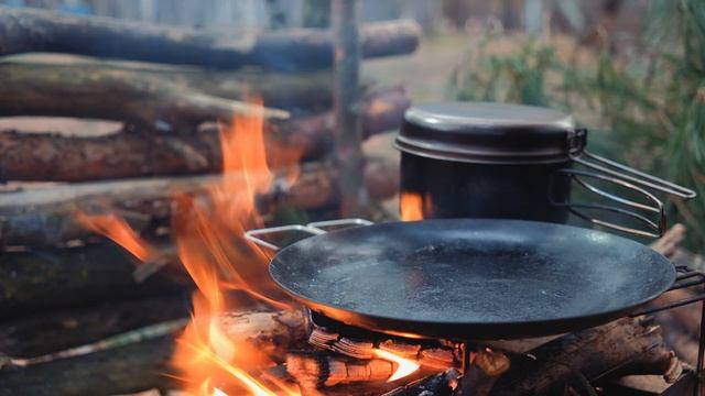 CAMP 40 на берегу озера на фоне гор