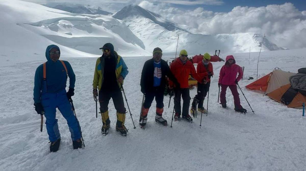 Экспедиция на Денали. Группа Клуба 7 Вершин "Оранжевые человечки" на переходе между лагерями