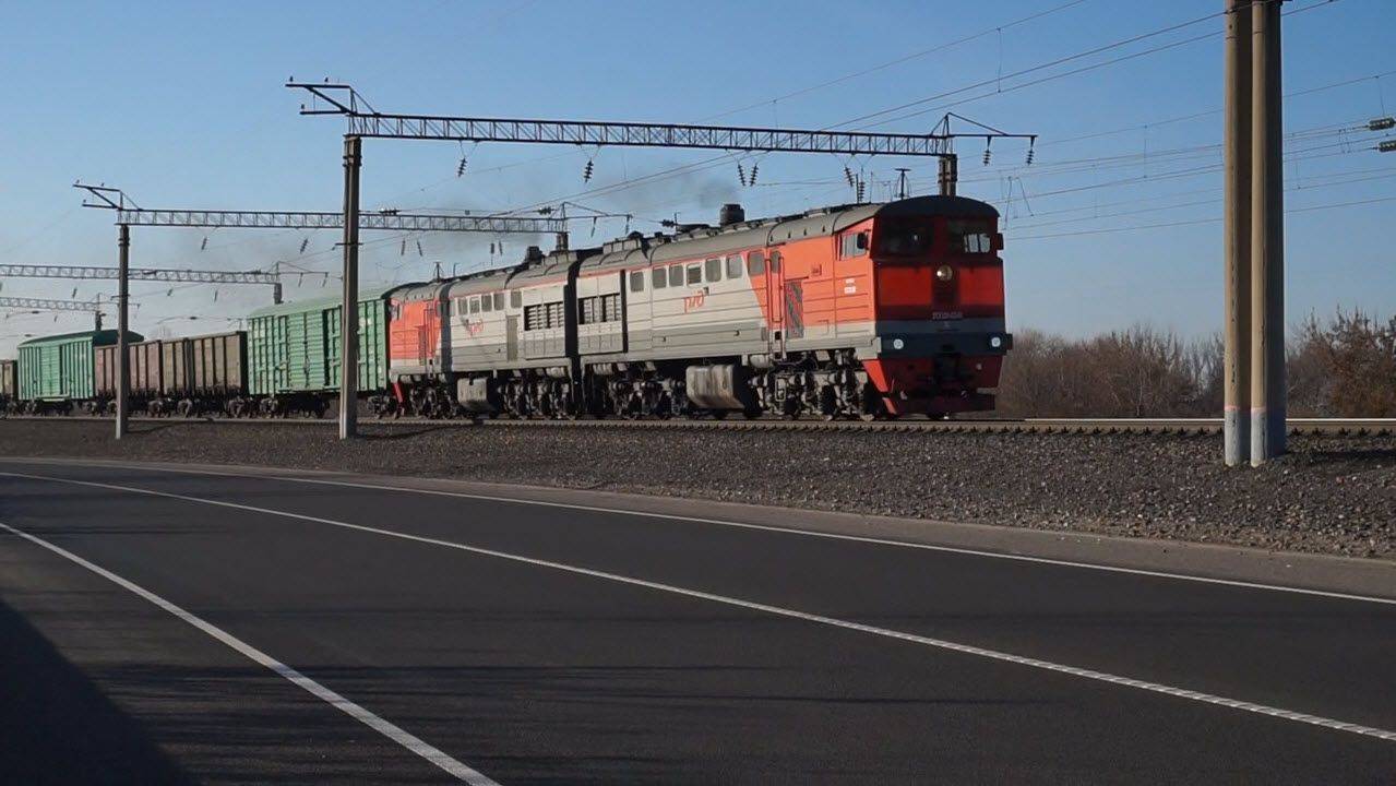 Тепловоз 2ТЭ10У-0340Б/0540А с небольшим составом.