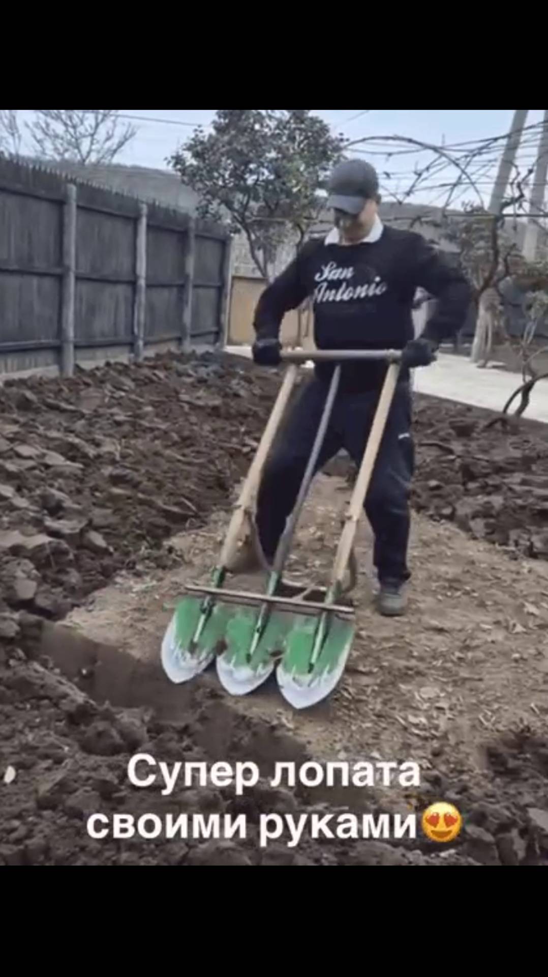 лопата копать огород как вырастить собаку на огороде.прислали  зрители  #творчество #стройка